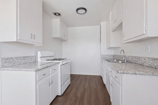 Caribe in Bellflower, CA - Foto de edificio - Building Photo