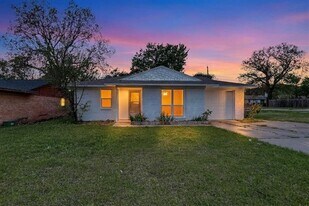 1001 Pioneer Rd in Mesquite, TX - Building Photo