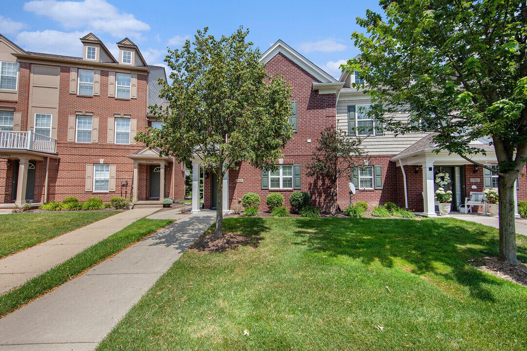 27924 Declaration Dr in Novi, MI - Building Photo