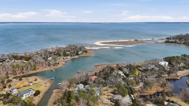 3 Robins Nest Ln in Hampton Bays, NY - Building Photo - Building Photo