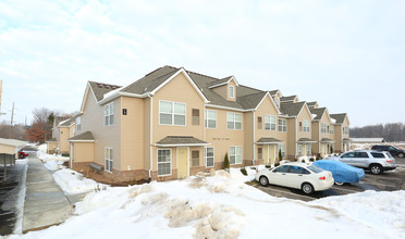 Mallard Pond Apartments & Condos in Howell, MI - Building Photo - Building Photo