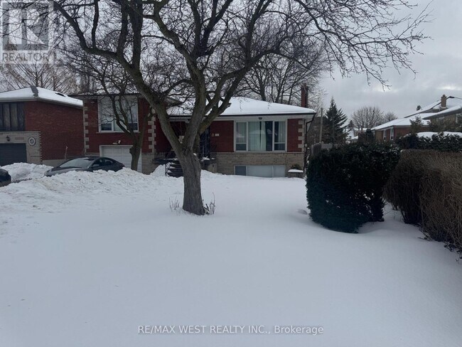 35 Lilywood Rd in Toronto, ON - Building Photo - Building Photo