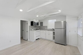 14 Mitchell Rd in Westhampton Beach, NY - Building Photo - Building Photo