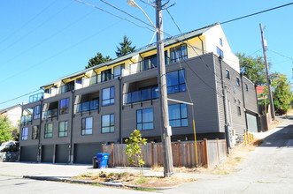 Chris Apartments in Seattle, WA - Building Photo - Building Photo