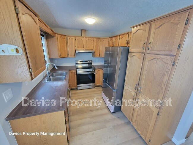 4252-4229 29 Ave NW in Edmonton, AB - Building Photo - Building Photo
