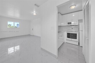 1371 NW 3rd St in Miami, FL - Foto de edificio - Building Photo