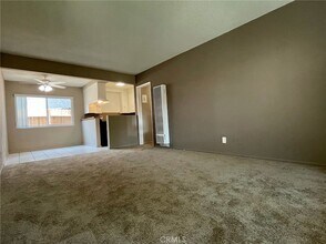 12437 Harris Ave, Unit K in Lynwood, CA - Foto de edificio - Building Photo