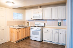 114 N Lewis St in Lake Elsinore, CA - Building Photo