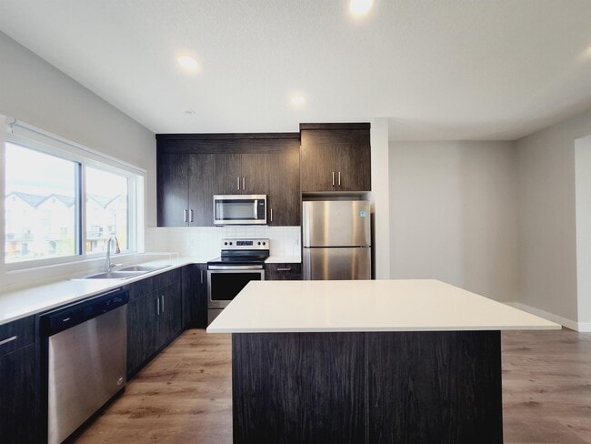 1010 Rabbit Hill Rd SW in Edmonton, AB - Building Photo - Building Photo