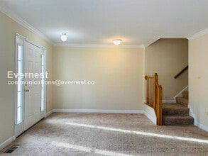 12132 Salemtown Dr in Woodbridge, VA - Foto de edificio - Building Photo