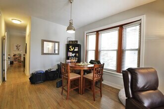 2336 W Iowa St in Chicago, IL - Building Photo - Building Photo