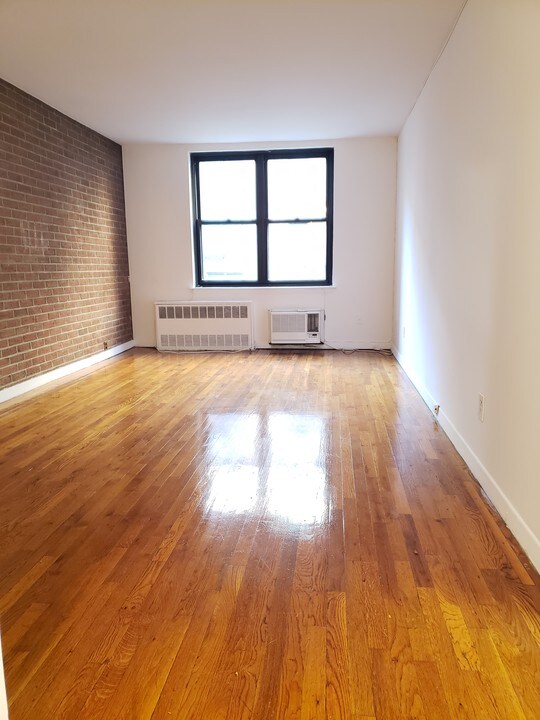 315 W 55th St in New York, NY - Building Photo