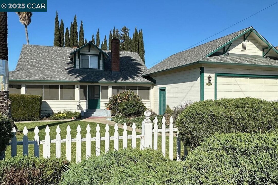 219 Hillcrest Ave in Livermore, CA - Building Photo