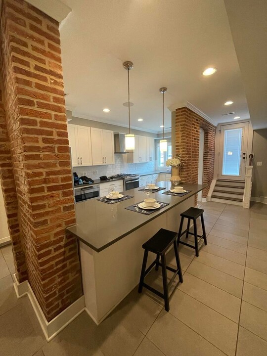 2104 Cambridge St in Baltimore, MD - Foto de edificio