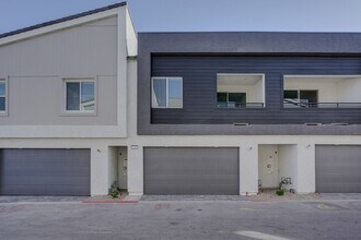 134 Laguna Cmns Ln in Henderson, NV - Building Photo - Building Photo