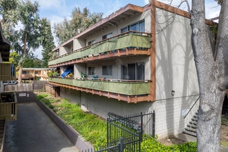 Woodland Park Apartments in East Palo Alto, CA - Building Photo - Building Photo