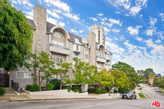 10627 Ashton Ave in Los Angeles, CA - Building Photo - Building Photo