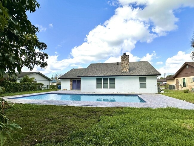 127 Cordoba Cir in Royal Palm Beach, FL - Building Photo - Building Photo