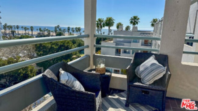 140 Ocean Park Blvd in Santa Monica, CA - Building Photo - Building Photo