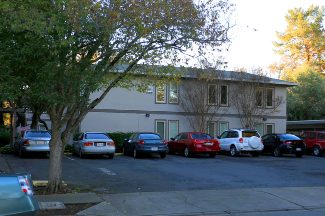 Walnut Woods Apartments in Napa, CA - Foto de edificio - Building Photo