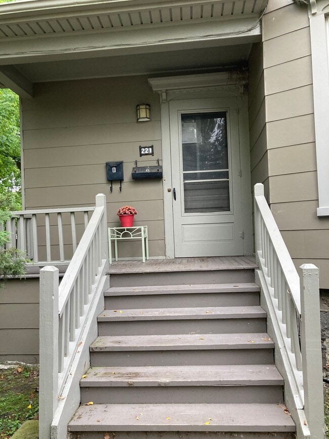 221 W Sibley St, Unit 221 A upstairs