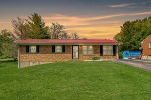 690 North Dr in Christiansburg, VA - Building Photo