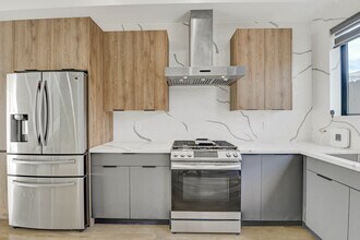 19033 Bassett St in Reseda, CA - Foto de edificio - Building Photo