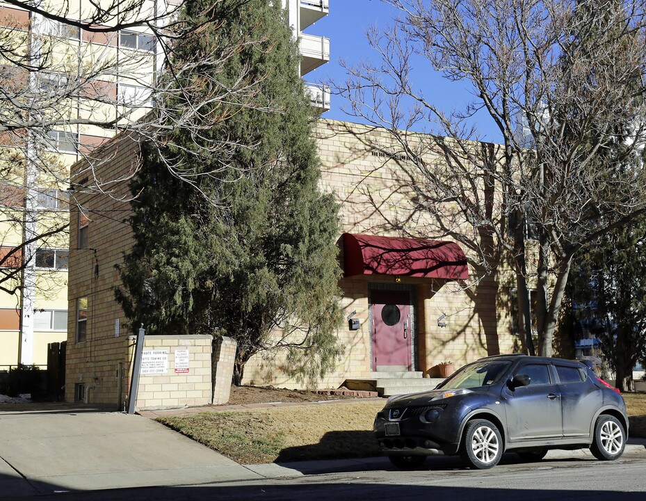 4021-4065 E 11th Ave in Denver, CO - Foto de edificio