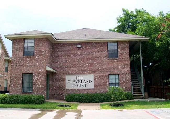 Cleveland Court in Denton, TX - Building Photo - Building Photo