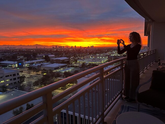 2211 E Camelback Rd, Unit 506 in Phoenix, AZ - Foto de edificio - Building Photo