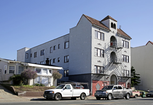 5452 Bancroft Ave in Oakland, CA - Foto de edificio - Building Photo