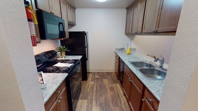 Hillside Chalet in Anchorage, AK - Foto de edificio - Building Photo