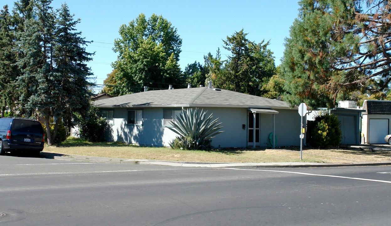 195-197 Arlen Dr in Rohnert Park, CA - Foto de edificio