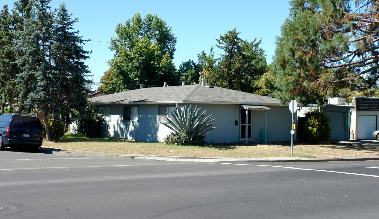 195-197 Arlen Dr in Rohnert Park, CA - Building Photo