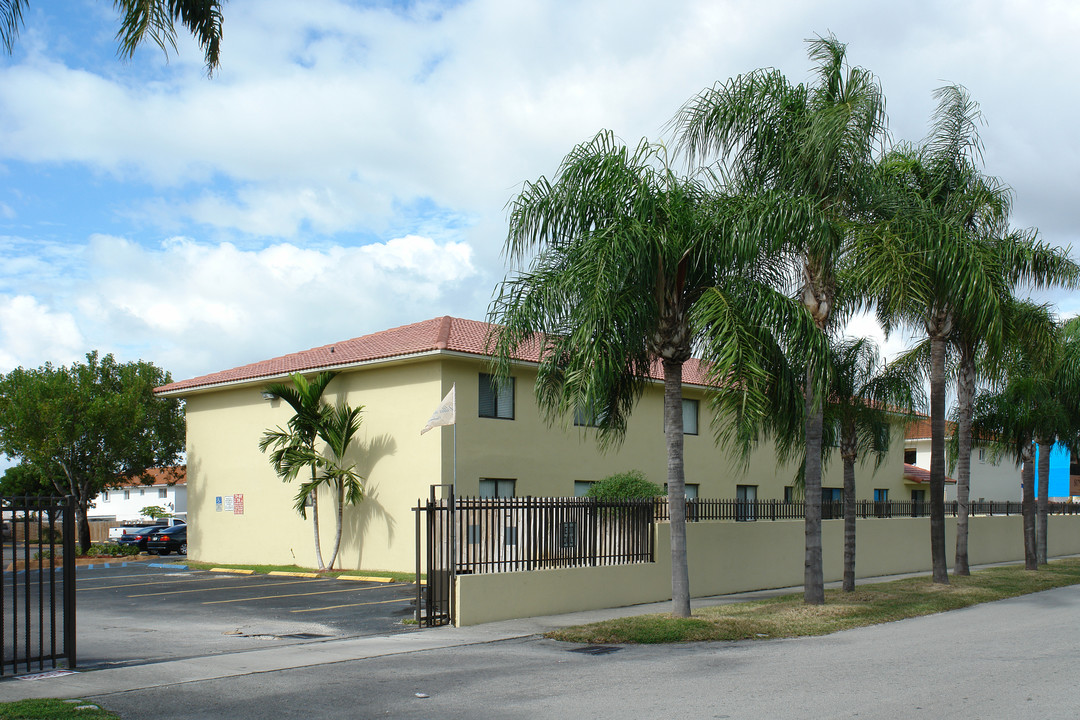 Villas Del Paraiso in Hialeah, FL - Building Photo