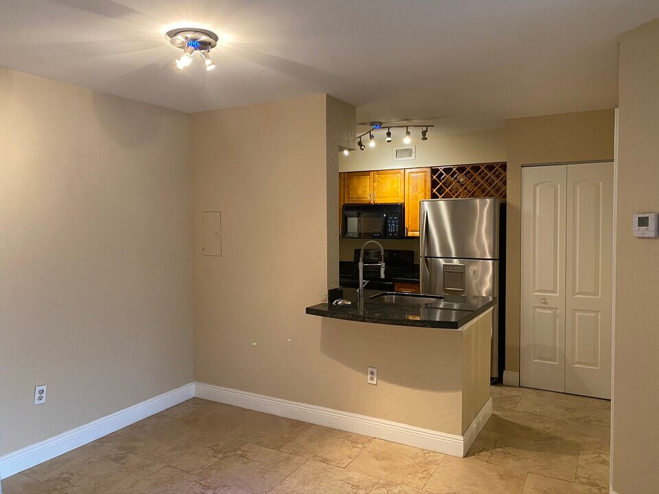 2850 N Oakland Forest Dr in Fort Lauderdale, FL - Building Photo