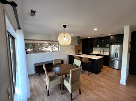 3950 96th Ave SE, Unit North Mercer Hideaway in Mercer Island, WA - Building Photo