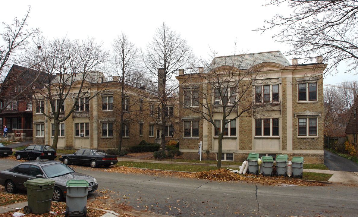 CHATEAU DORE' A in Milwaukee, WI - Foto de edificio