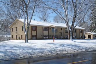 6739 Golden Valley Rd in Golden Valley, MN - Foto de edificio - Building Photo