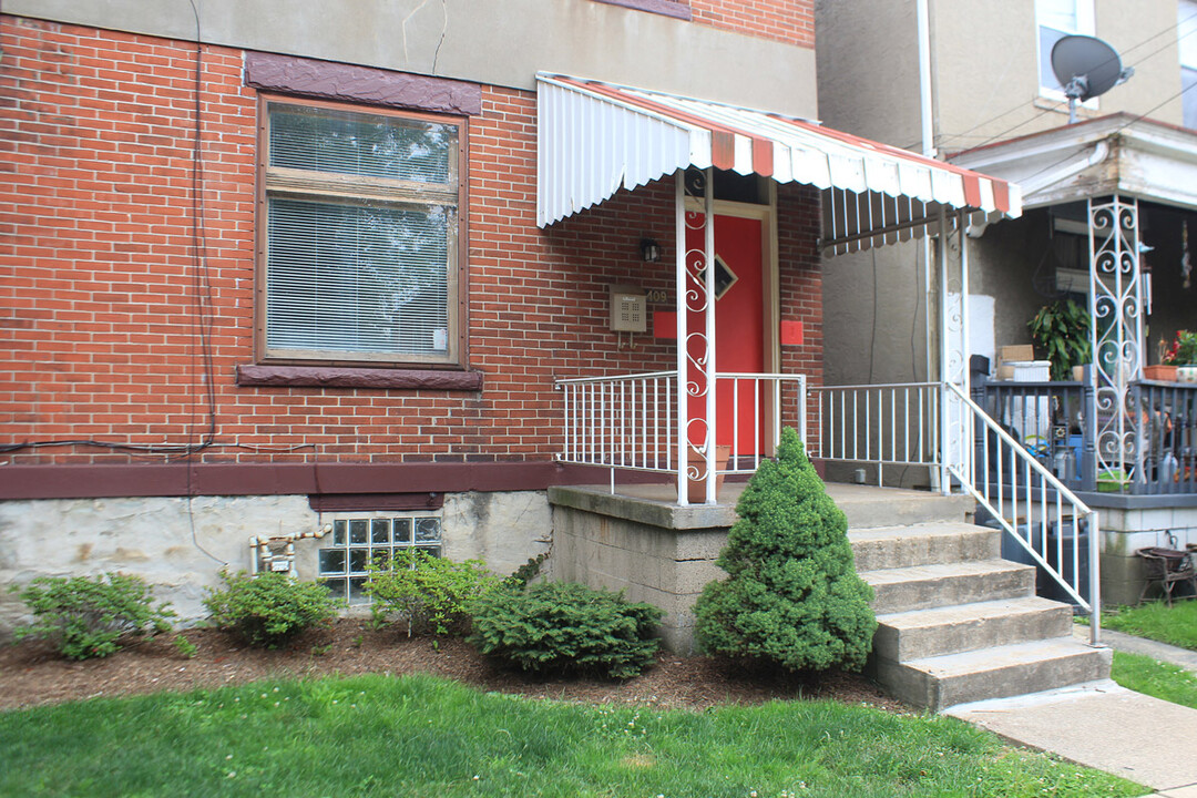 409 Peebles St in Pittsburgh, PA - Building Photo