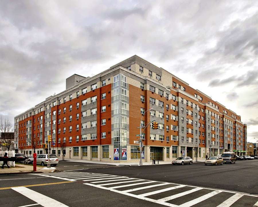 Louis Nine Boulevard Apartments in Bronx, NY - Foto de edificio