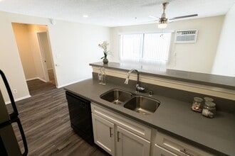 700 S. Berendo Ave in Los Angeles, CA - Building Photo - Interior Photo