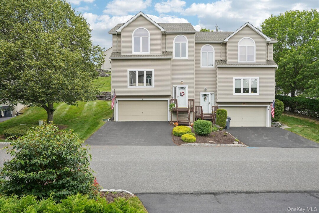 4 Cliffside Ct in Woodbury, NY - Building Photo
