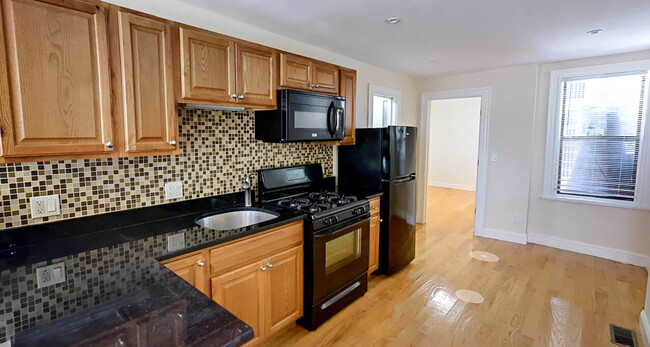 61 Joy St, Unit 1 in Boston, MA - Foto de edificio - Building Photo