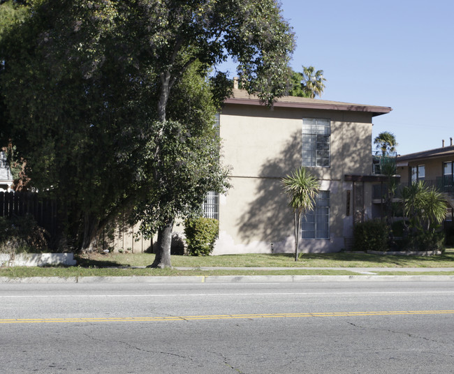 19447 Victory Blvd in Reseda, CA - Building Photo - Building Photo