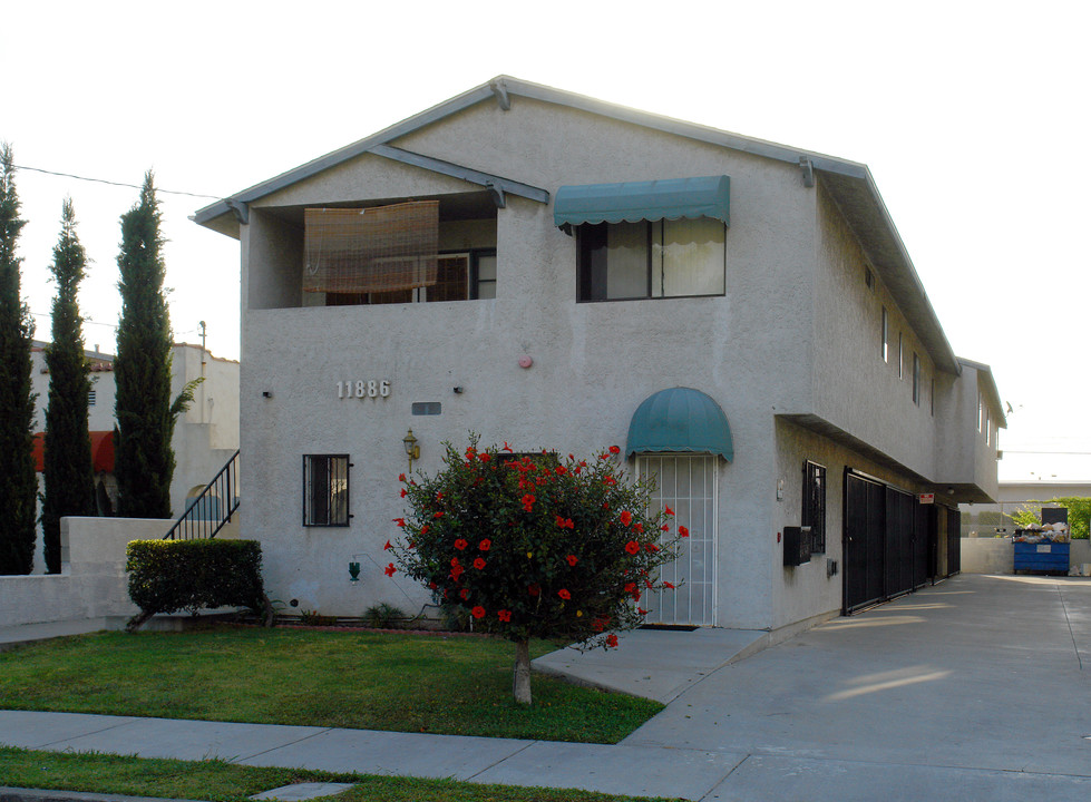 11886 Oxford Ave in Hawthorne, CA - Building Photo