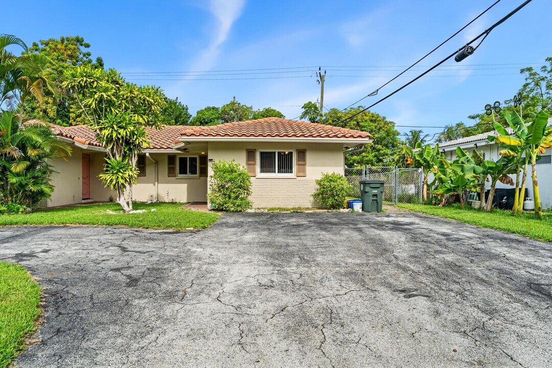 2953 NE 2nd Ave in Boca Raton, FL - Foto de edificio