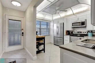 2802 Victoria Way in Pompano Beach, FL - Building Photo - Building Photo
