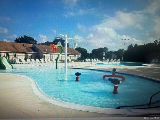 5 Laramie Ct in Coram, NY - Building Photo - Building Photo