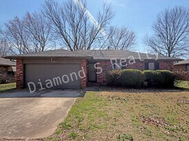 1106 W McGee St in Springfield, MO - Building Photo